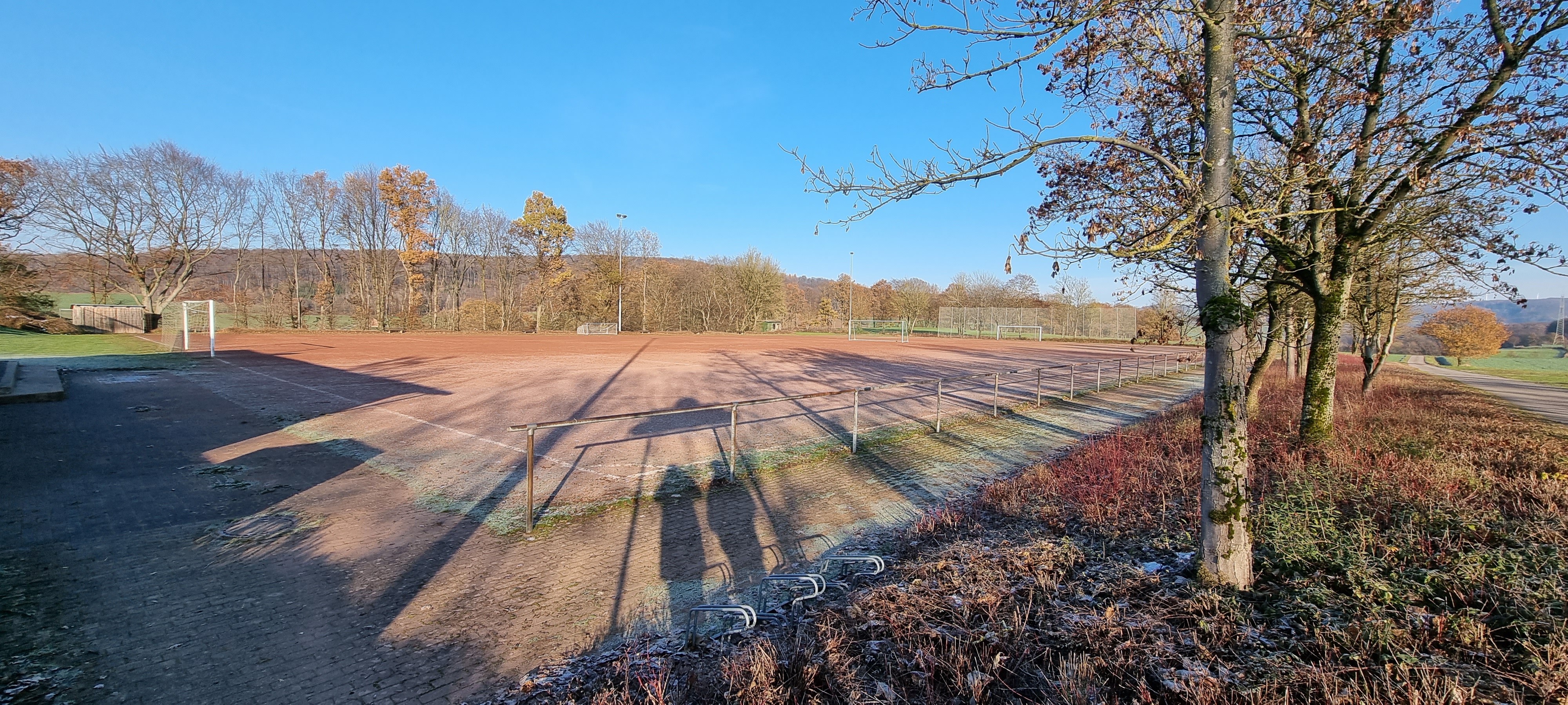 Das Bild zeigt einen Tennenplatz.