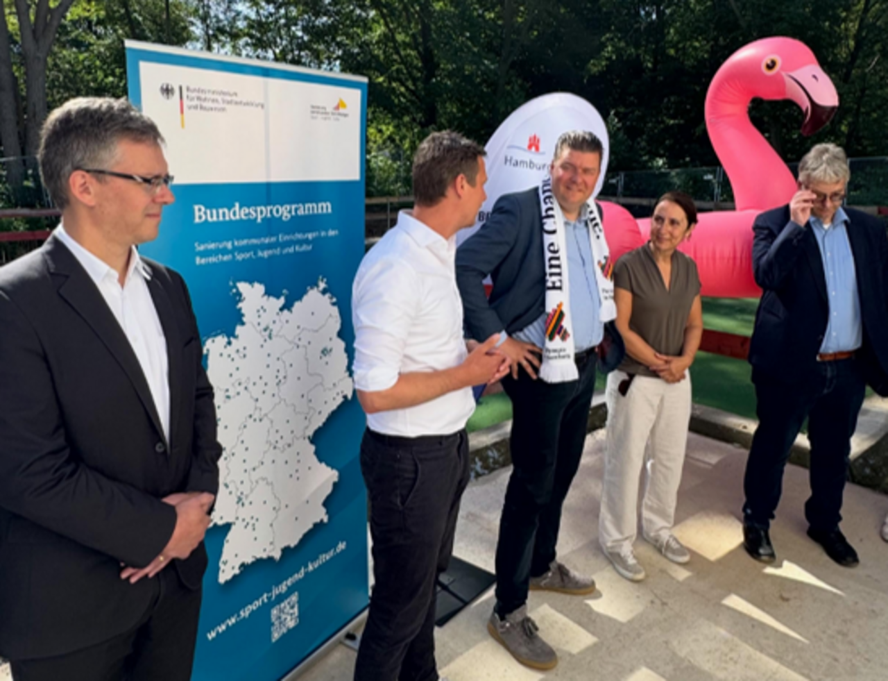 Quelle: Finanzbehörde Hamburg Das Foto zeigt fünf Menschen beim Bergfest.