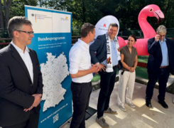 Quelle: Finanzbehörde Hamburg Das Foto zeigt fünf Menschen beim Bergfest.