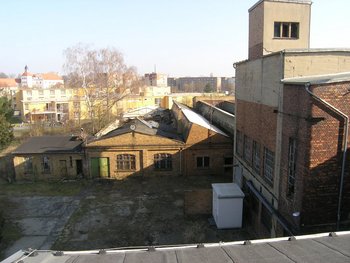 Auf dem Bild sind baufällige Industriehallen zu sehen.