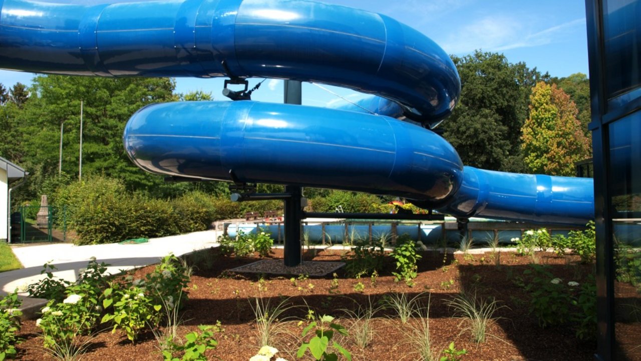 Die frisch sanierte Rutschenanlage im Schwimmbad in Eitorf, Nordrhein-Westfalen.