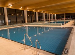 © Stadt Weiden Das Bild zeigt eine Innenansicht der generalsanierten Schwimmhalle
