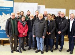 © Reiner Toppmöller Die Abbildung zeigt Verantwortliche und Interessierte aus Rat, Gemeindeverwaltung, Schulverwaltung und Planern