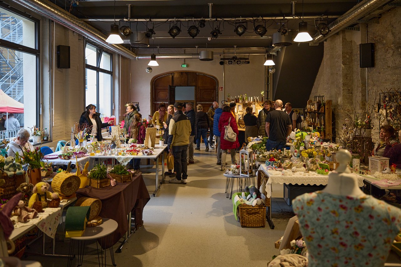 Quelle: the.aRter Greiz e. V. Man sieht einen Innenraum in dem ein Tauschflohmarkt stattfindet.
