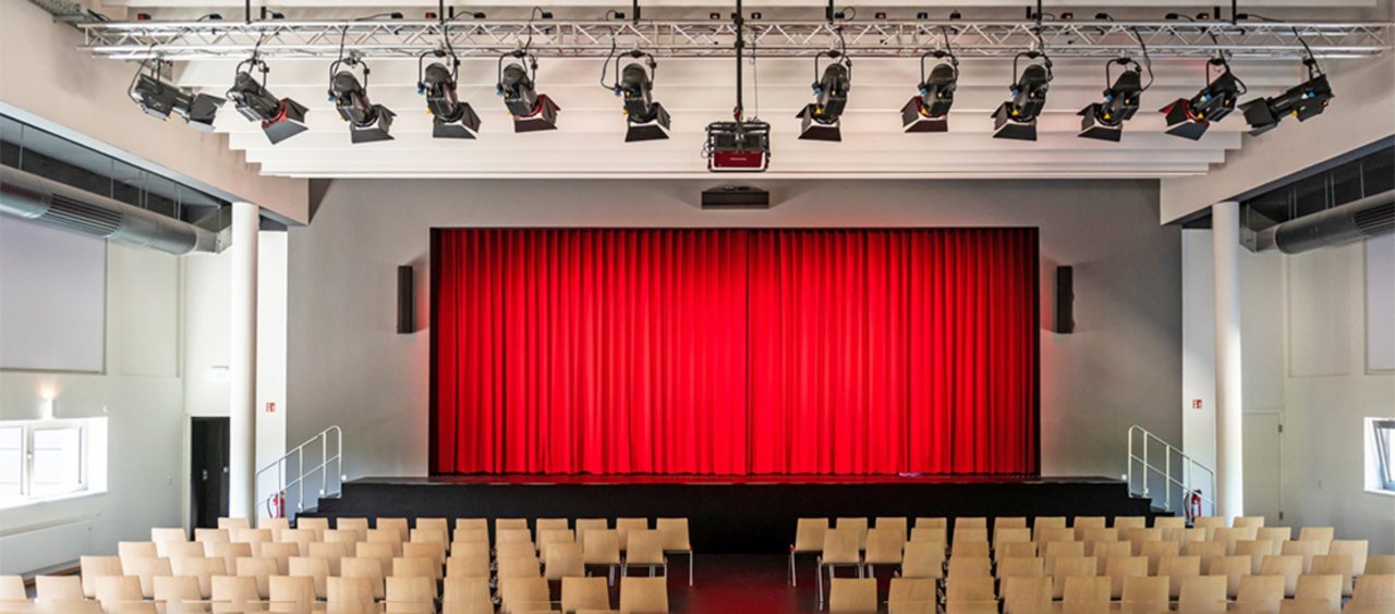 Blick in den Innenraum und auf die Bühne im Stadttheater in Oldenburg in Holstein, Schleswig-Holstein, nach der Sanierung 