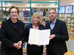 Das Bild zeigt Bundesministerin Klara Geywitz, Oberbürgermeister Mike Schubert, Direktorin der Stadt- und Landesbibliothek Marion Mattekat