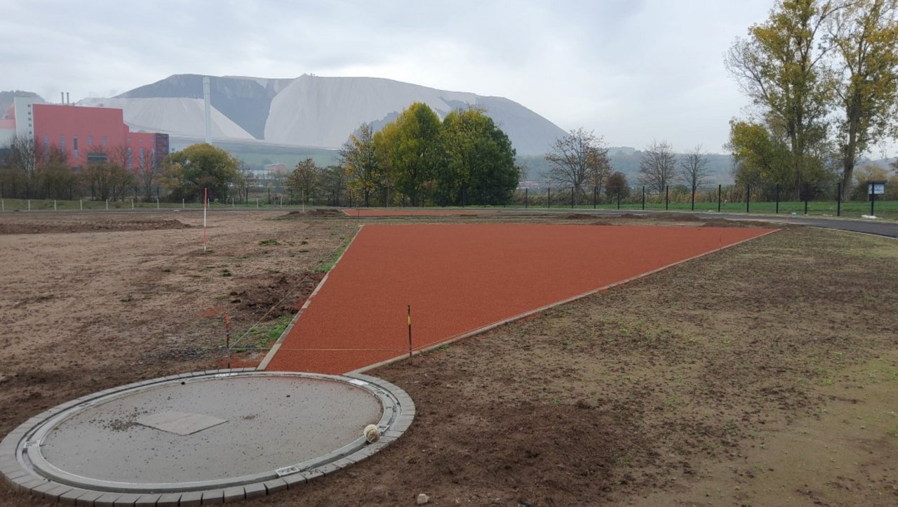 Laufende Sanierungsarbeiten am Sportplatz Heringen (Werra), Hessen.
