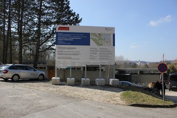 Das Bild zeigt das Bauschild