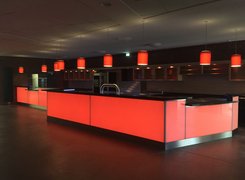 Der modernisierte Thekenbereich in roter Beleuchtung.