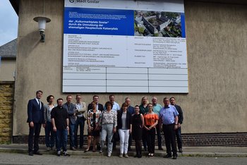 © Stadt Goslar Das Bild zeigt kommunale Vertreter vor dem Bauschild