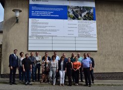 © Stadt Goslar Das Bild zeigt kommunale Vertreter vor dem Bauschild