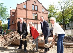 Das Bild zeigt kommunale Vertreter beim Spatenstich