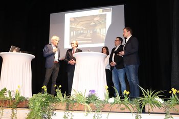 Auf dem Foto ist eine Podiumsdiskussion zu sehen.