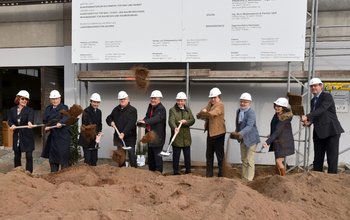 Das Bild zeigt kommunale Vertreter beim Spatenstich