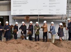 Das Bild zeigt kommunale Vertreter beim Spatenstich