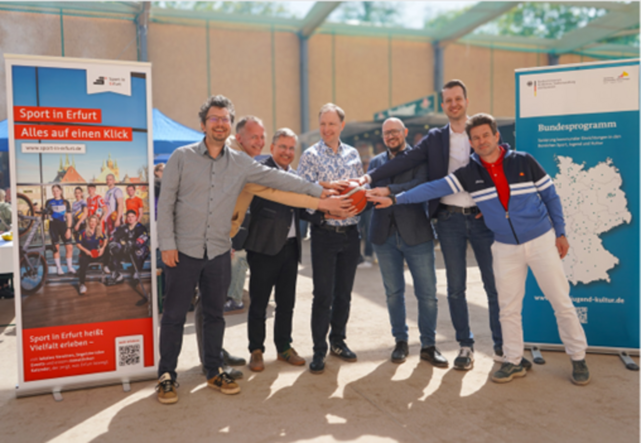 Das Bild zeigt eine Reihe an Menschen auf dem Richterfest. 