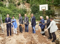 Das Bild zeigt kommunale Vertreter beim Spatenstich