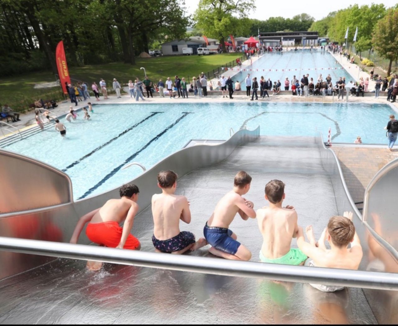 Quelle: Samtgemeinde Isenbüttel Das Bild zeigt Kinder im Freibad auf einer Wellenrutsche.