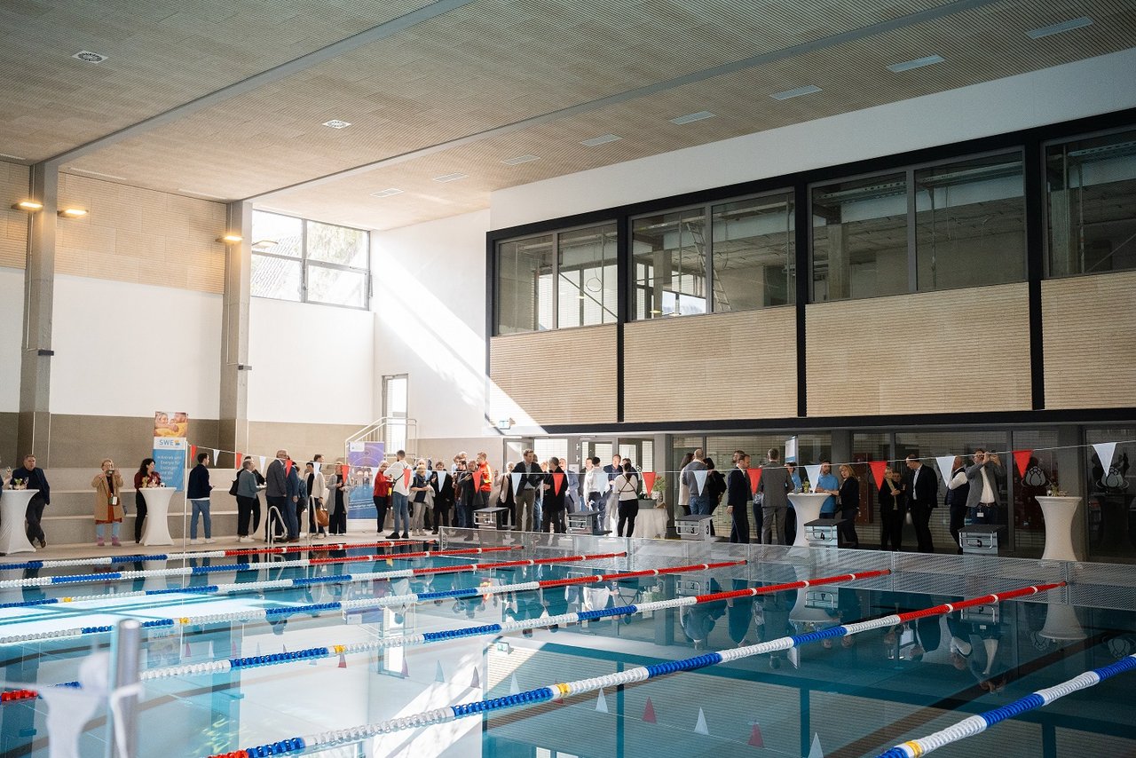 Quelle: Stadtwerke Esslingen Das Bild zeigt ein Schwimmerbecken, um das sich viele Menschen versammelt haben.
