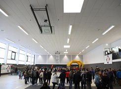 Das Bild zeigt die feierliche Eröffnung der Uwe-Seeler-Sporthalle