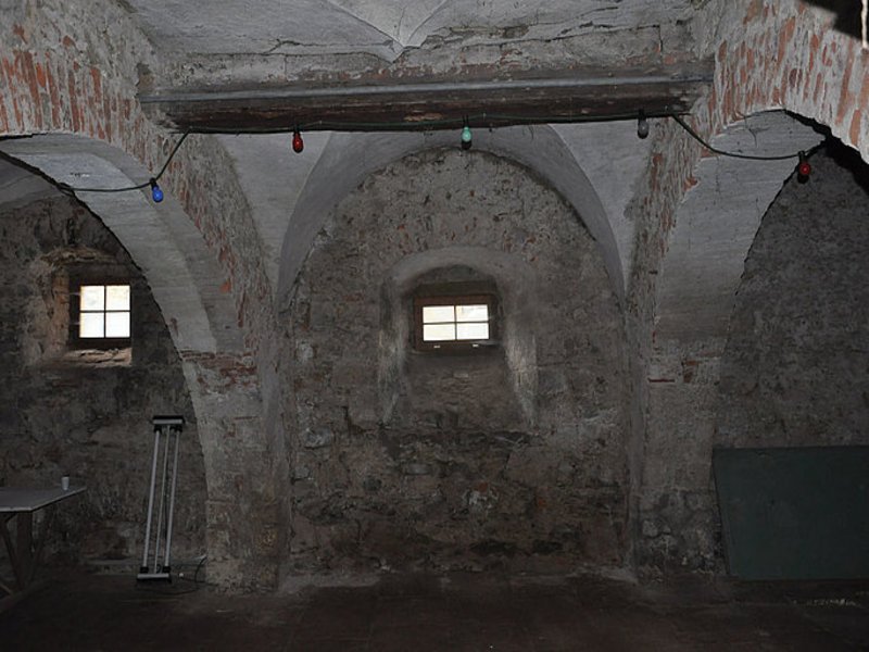 Das Bild zeigt ein baufälliges Kellergewölbe.