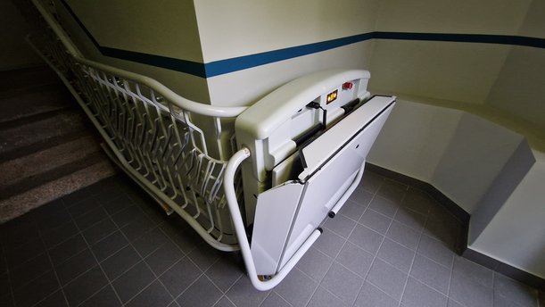 Quelle: the.aRter Greiz e. V. Man sieht einen Treppenlift