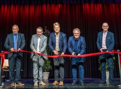 Quelle: Maren Weilandt Das Bild zeigt fünf Männer die ein rotes Band durchschneiden.