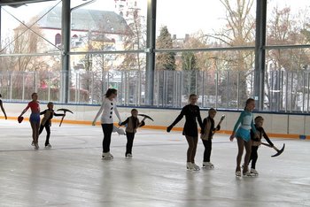 Die Abbildung zeigt Kinder beim Schlittschuhfahren