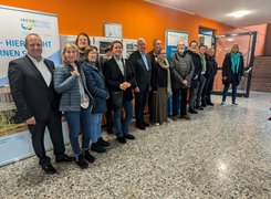 Gemeinde Kalletal Das Bild zeigt eine Gruppe von Menschen, die vor mehreren Aufstellern für ein Bild posieren.