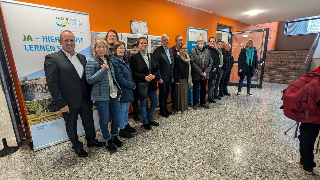 Gemeinde Kalletal Das Bild zeigt eine Gruppe von Menschen, die vor mehreren Aufstellern für ein Bild posieren.