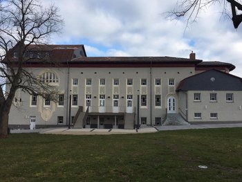 Außenansicht der sanierten Halle