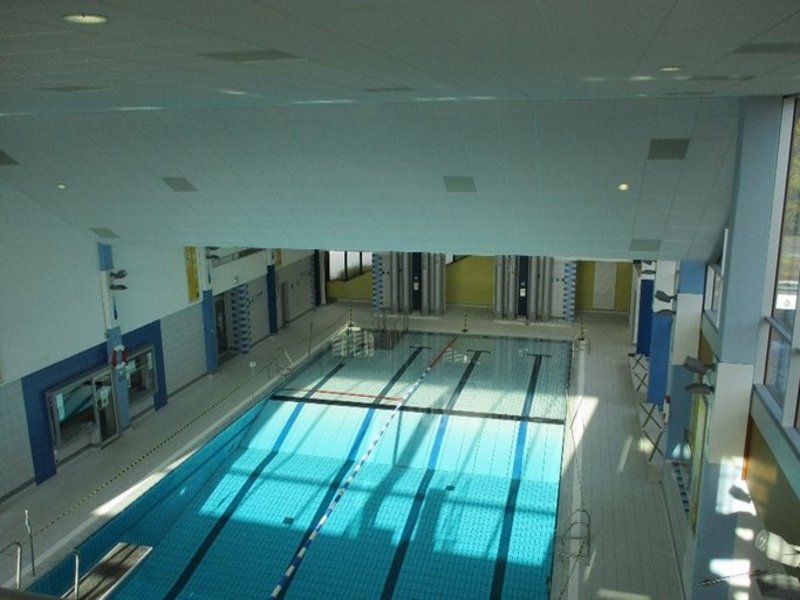 Das Bild zeigt ein Schwimmbecken mit Bahnen und sichtlich unterschiedlichen Wassertiefen von oben.