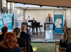 Quelle: Die Villa_ in Osnabrück, Ansprache der Oberbürgermeisterin Katharina Pötter, Foto: Angela von Brill Auf diesem Bild sieht man die Osnabrücker Oberbürgermeisterin Katharina Pötter bei der Eröffnung der Villa_Forum Erinnerungskultur und Zeitgeschichte.