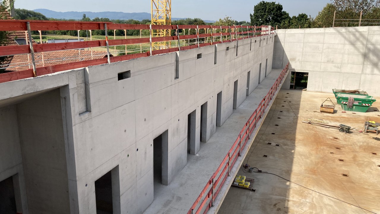 Laufende Bauarbeiten am Ersatzneubau der Sporthalle in Teningen, Baden Württemberg.