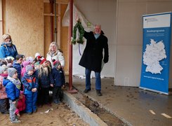 Das Bild zeigt Kinder und Erwachsene beim Richtfest
