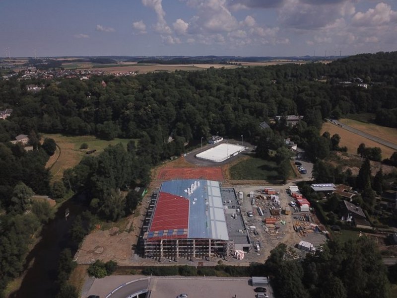 Das Bild zeigt die Luftaufnahme einer Baustelle.