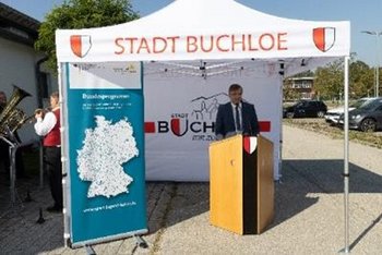 Auf dem Bild sieht man den Bürgermeister Robert Pöschl, der eine Rede hält. 