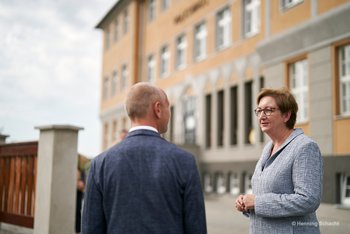 Bundesministerin für Wohnen, Stadtentwicklung und Bauwesen, Klara Geywitz undBürgermeister Jörg Schmeißer vor dem Volkshaus.