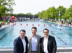 Das Bild zeigt drei Herren bei der Eröffnung des Freibades in Edesbüttel.