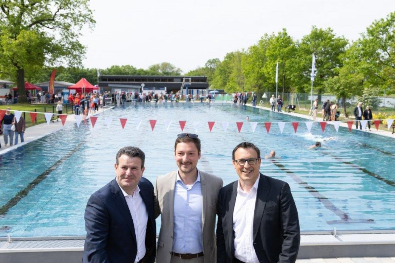 Das Bild zeigt drei Herren bei der Eröffnung des Freibades in Edesbüttel.
