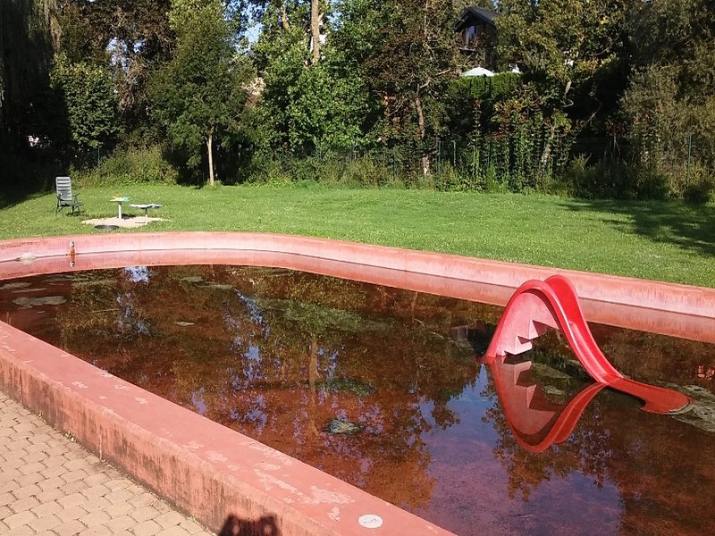 Das Bild zeigt ein Kinderschwimmbecken.
