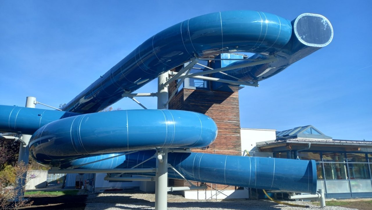 Das Kombi-Bad "Plansch" in Schongau, Bayern, hat eine neue wärmegedämmte Großwasserrutsche erhalten.