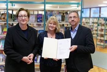 Das Bild zeigt Bundesministerin Klara Geywitz, Oberbürgermeister Mike Schubert, Direktorin der Stadt- und Landesbibliothek Marion Mattekat