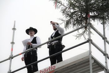 © Stadt Laupheim, Nicole Hörmann Das Bild zeigt zwei Zimmermänner beim Richtspruch