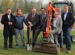 Das Bild zeigt kommunale Vertreter beim Spatenstich