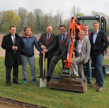 Das Bild zeigt kommunale Vertreter beim Spatenstich