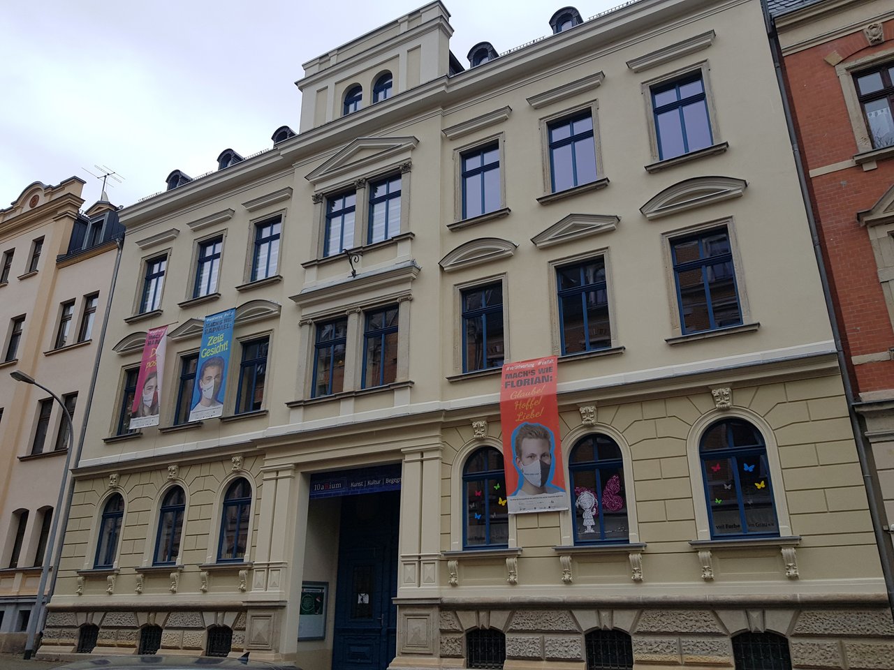 Quelle: Frank Rufolf, the.aRter Greiz e.V. Man sieht die frisch sanierte Außenfassade des Gebäudes.