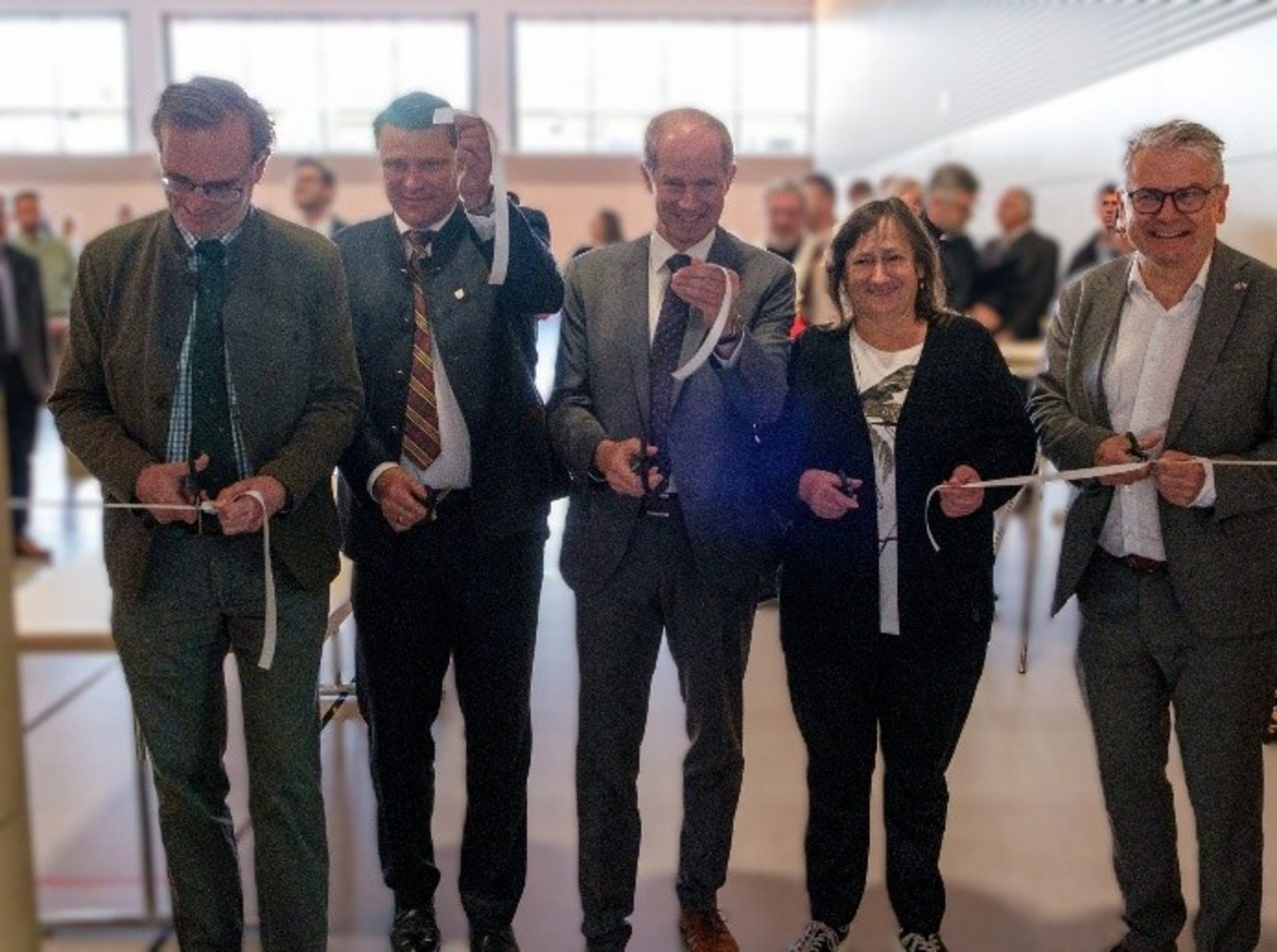 Ein Bild von vier Personen, die ein Eröffungsband durchschneiden.