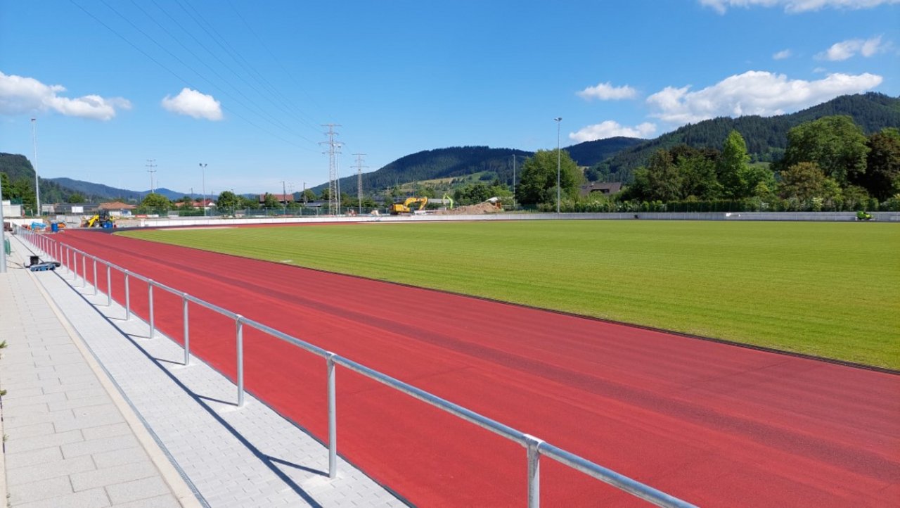 Das Stadion Haslach im Kinzingtal, Baden-Württemberg, nach Abschluss der Sanierungsmaßnahmen.
