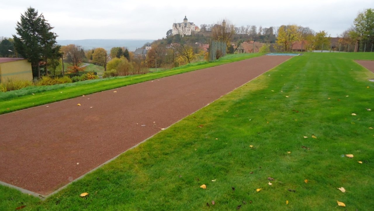 Die Sportanlage an der Grund- und Regelschule Ranis im Saale-Orla-Kreis, Thüringen, nach der Sanierung.